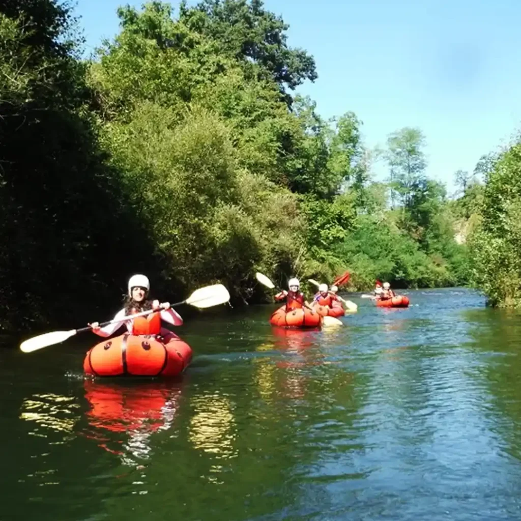 Scopri il Packraft: L’Avventura Perfetta sul Fiume Sieve a Due Passi da Firenze!INFORMAZIONI 	Periodo dal 1 marzo al 31 luglio 	Difficoltà base/intermedio 	Ragazzi dai 16 anni 	Cancellazione gratuita Cancella fino a 48 ore prima per ricevere un rimborso completo 	Prenota ora Richiedi la disponibilità e prenota comodamente 	Durata 2.30 ore Verifica la disponibilità per visualizzare gli orari di inizio 	Guida: Italiano - IngleseATTENZIONEA causa delle forti piene del 14 marzo, le attività sul fiume Sieve sono sospese per tutto il 2025