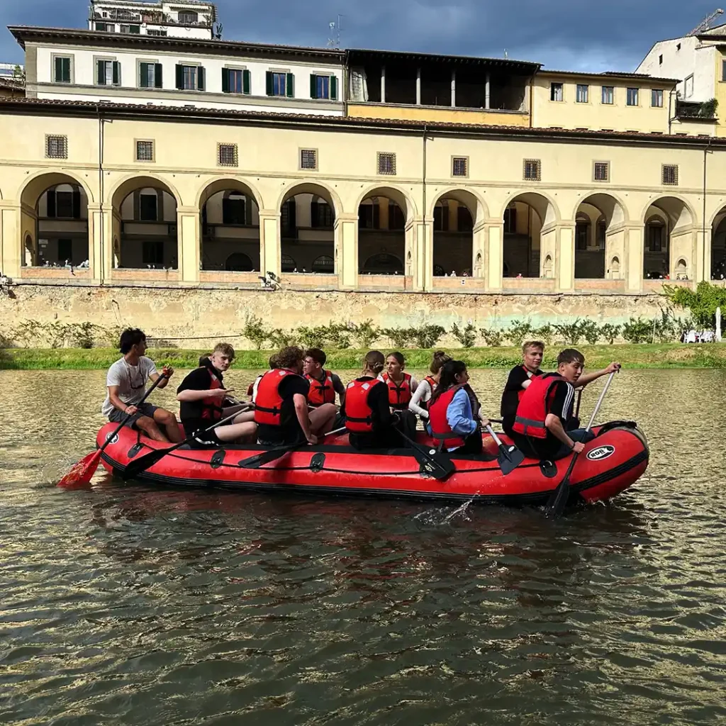 Esplora una Firenze Insolita dal Fiume Arno con LuccaRafting!INFORMAZIONI 	Periodo dal 1 marzo al 31 ottobre 	Difficoltà adatto a tutti 	Ragazzi dai 5 anni 	Cancellazione gratuita Cancella fino a 48 ore prima per ricevere un rimborso completo 	Prenota ora Richiedi la disponibilità e prenota comodamente 	Durata 1.20 ore Verifica la disponibilità per visualizzare gli orari di inizio 	Aperitivo Indicare nelle note ordine Alcolico/Analcolico/Per celiaci/Toscano 	Guida: Italiano - Inglese